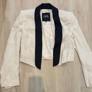 Zara Women's Elegant Cream Blazer with Black Lapel